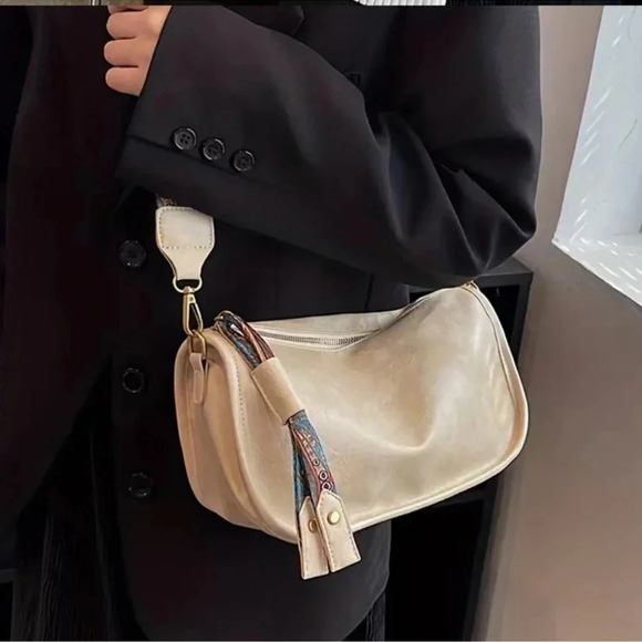 Blossom Boutique Handbags - HP 🎉 2 LEFT! Bohemian Crossbody Purse